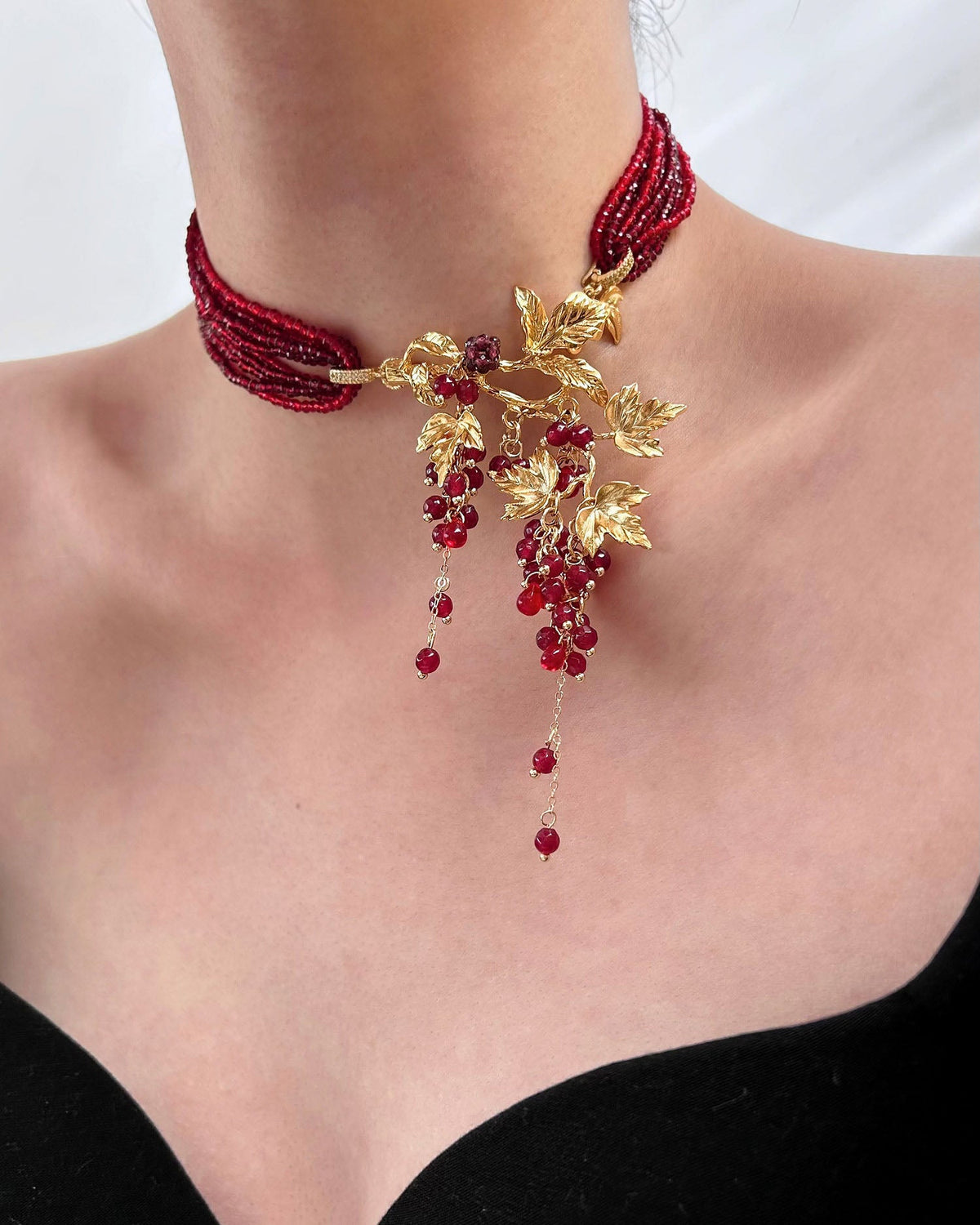 Collar gargantilla con borla de hoja de parra dorada con cuentas