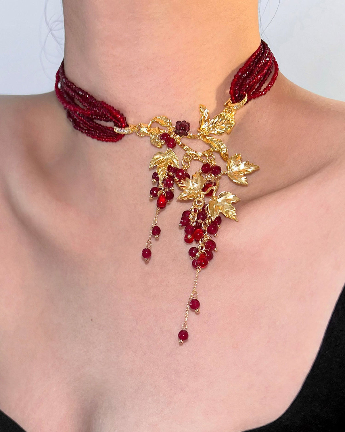 Collar gargantilla con borla de hoja de parra dorada con cuentas