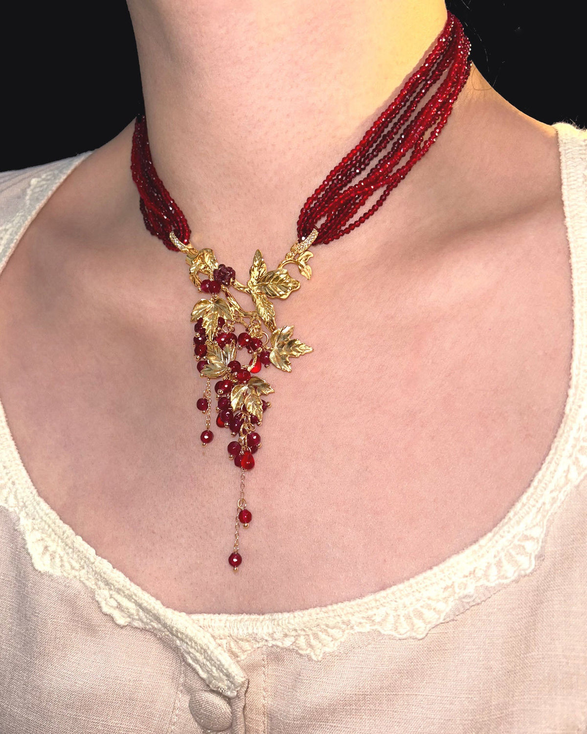Collar gargantilla con borla de hoja de parra dorada con cuentas