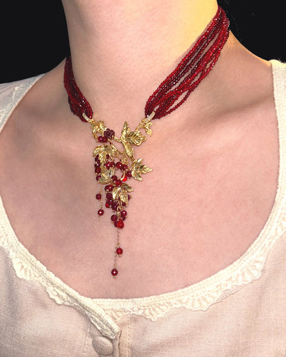 Collar gargantilla con borla de hoja de parra dorada con cuentas