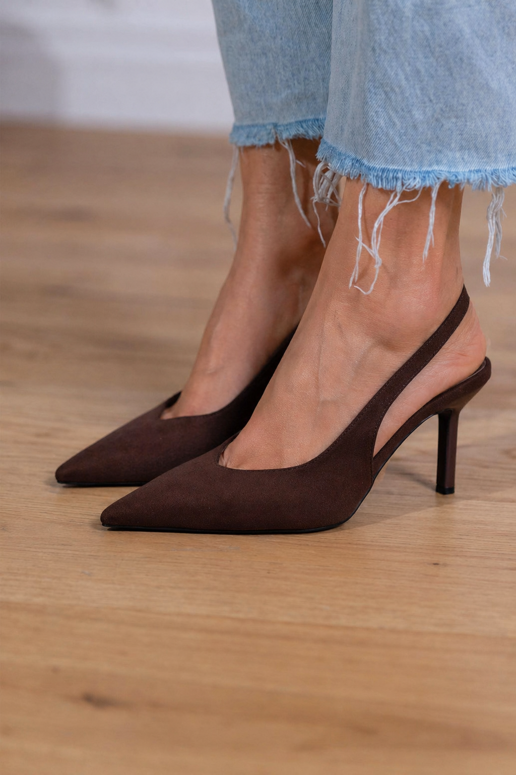 Marlena I tacones bajos y pies al aire