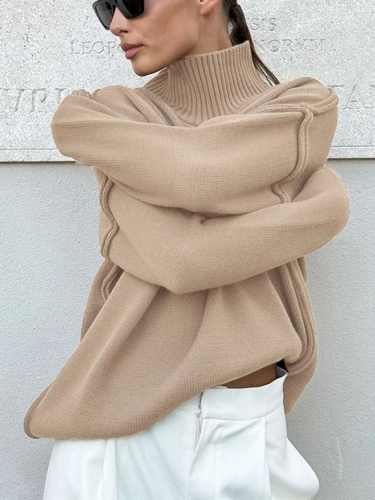Jersey de punto suave con cuello alto y hombros caídos