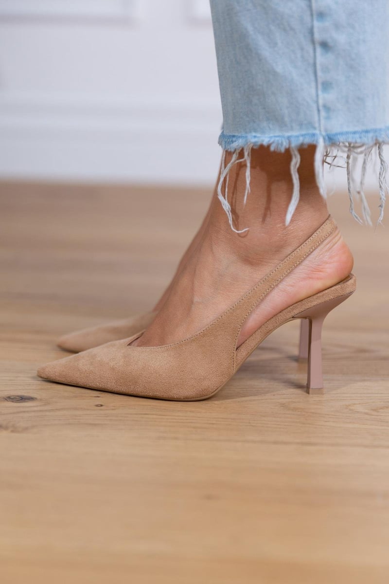 Marlena I tacones bajos y pies al aire