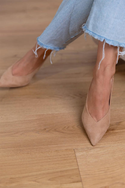 Marlena I tacones bajos y pies al aire