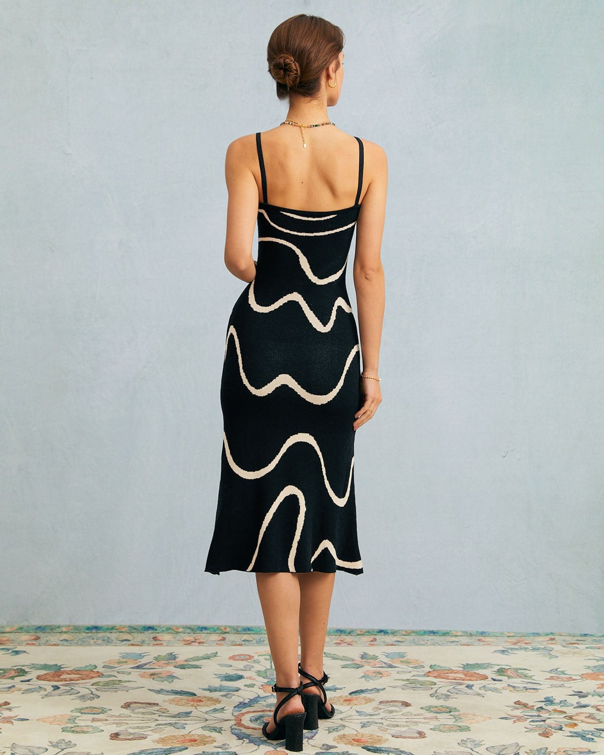 Vestido midi de punto con bajo en forma de sirena «Black Wave»