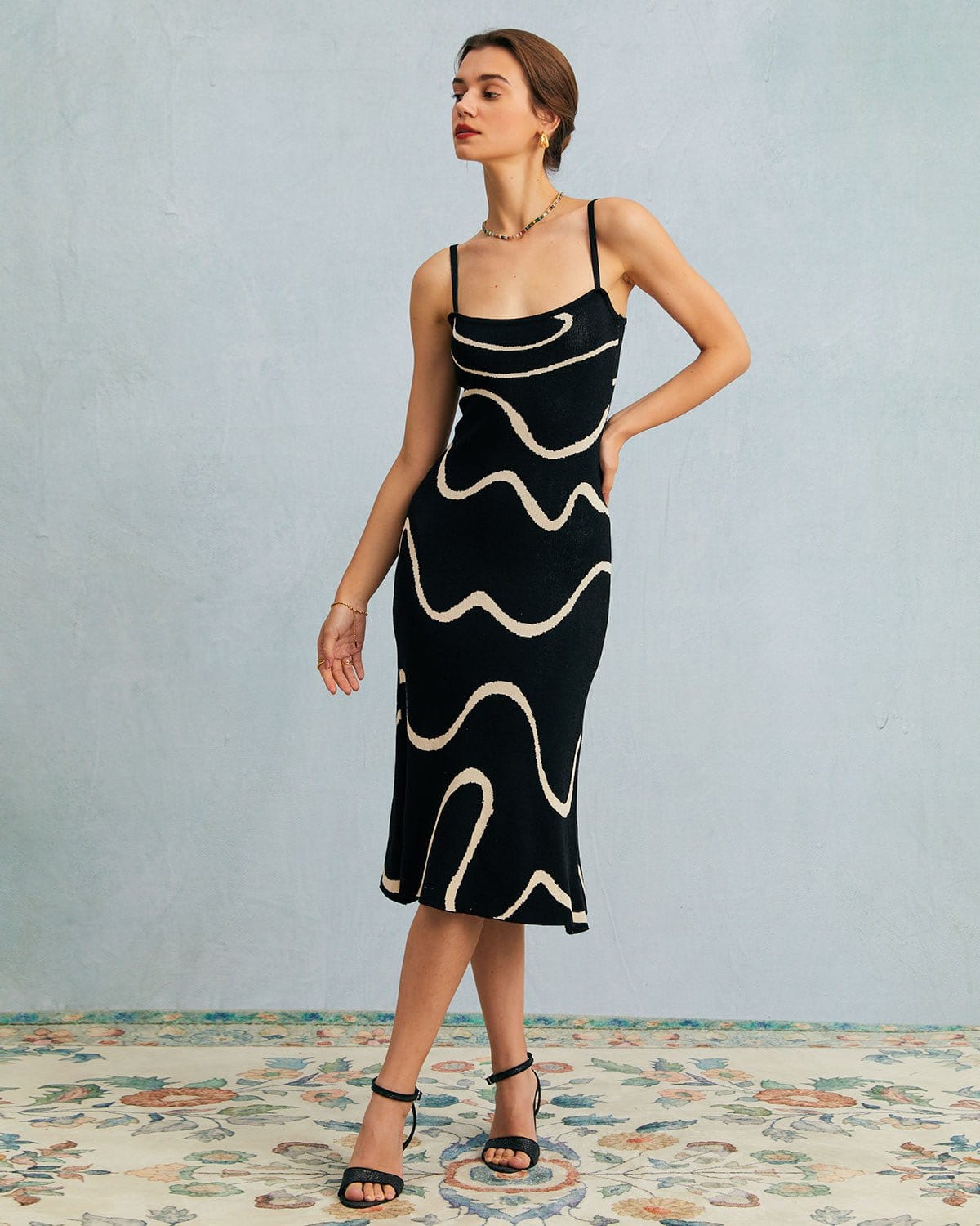 Vestido midi de punto con bajo en forma de sirena «Black Wave»