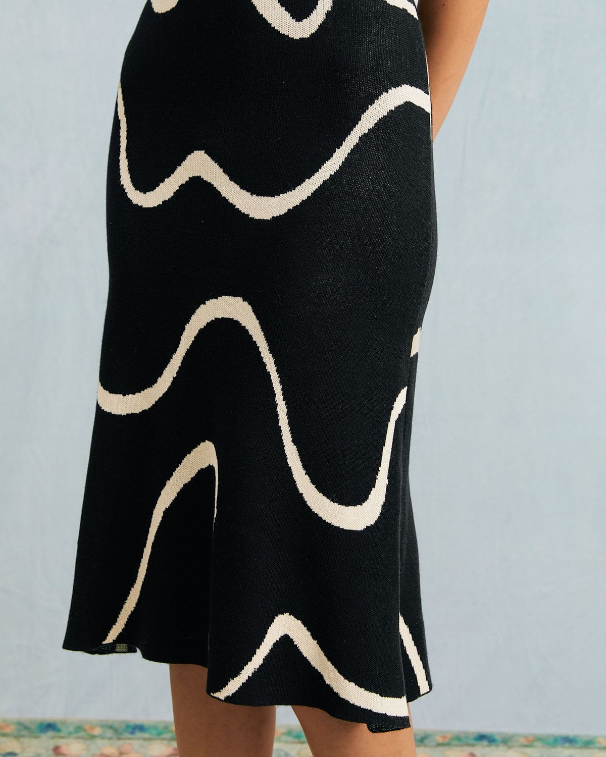 Vestido midi de punto con bajo en forma de sirena «Black Wave»